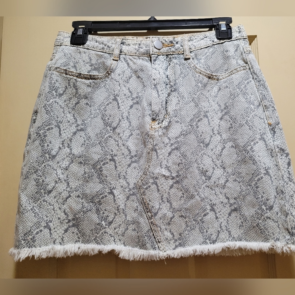 Le Lis Women's Jean Skirt Size S Gray Snakeskin Print Raw Hem Denim Mini